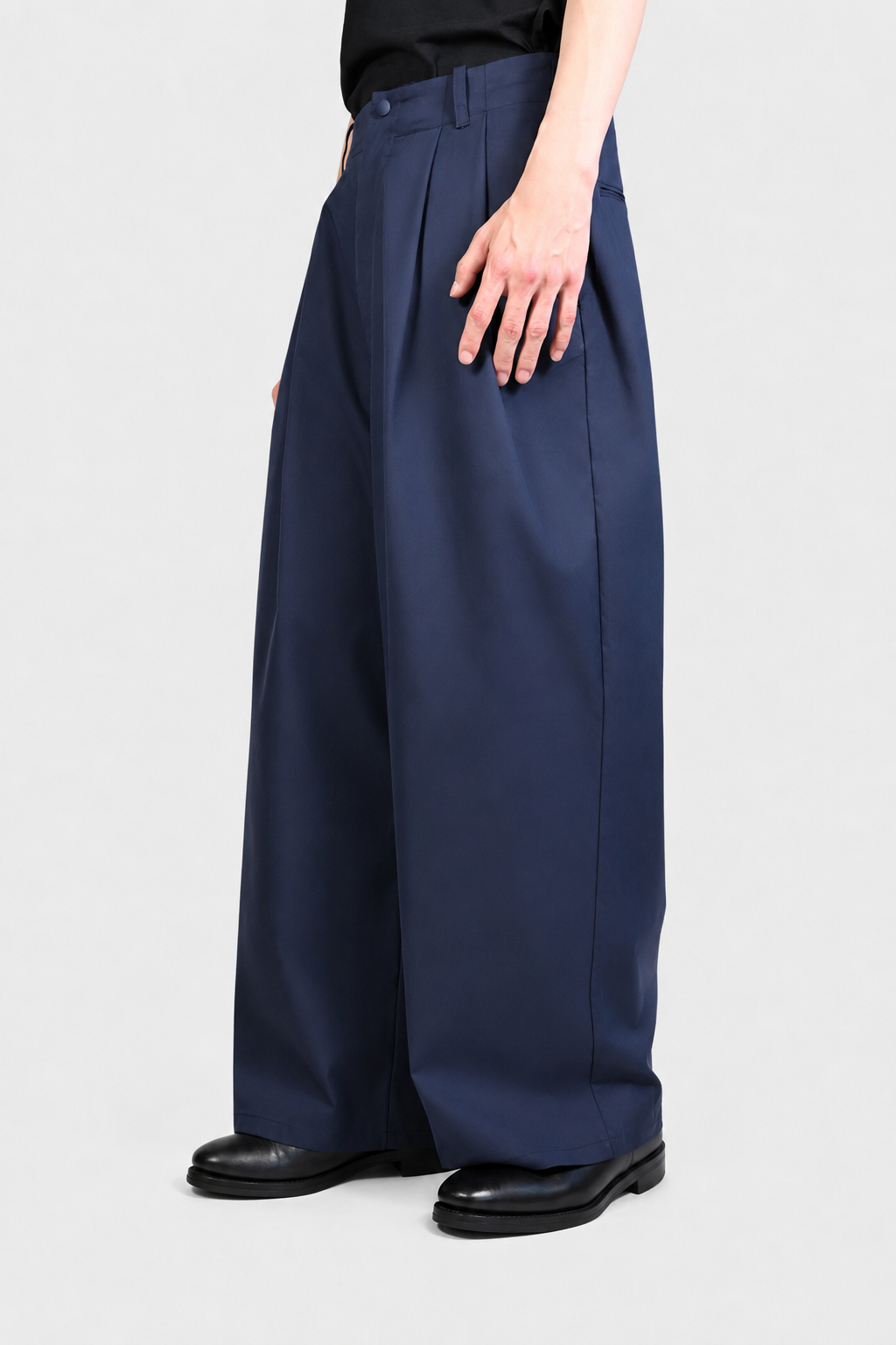 DAYCODE - DOUBLE TUCK FORM  TROUSER - DUST NAVY